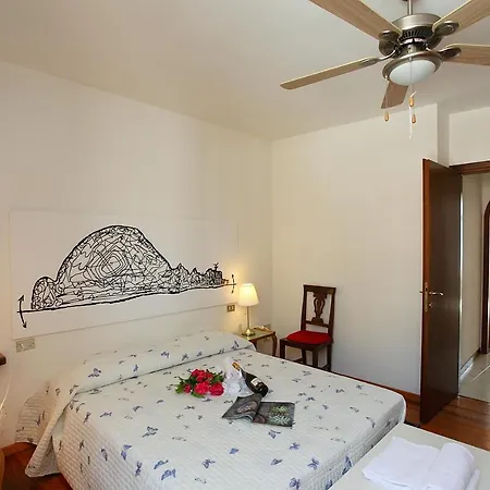 דירה Sleeps 4