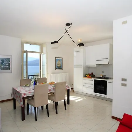 Sleeps 4 דירה ורנה